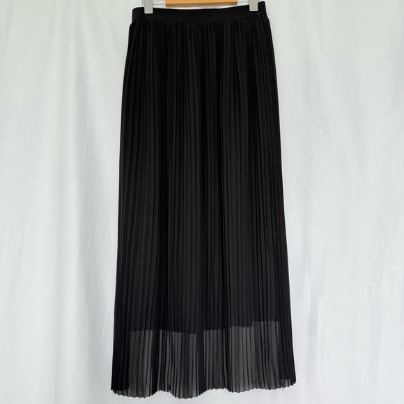 H&M Black Pleated Midi Skirt Size 8 – Sheer Hem, Elastic Waist, Flowy Minimalist - Picture 7 of 9